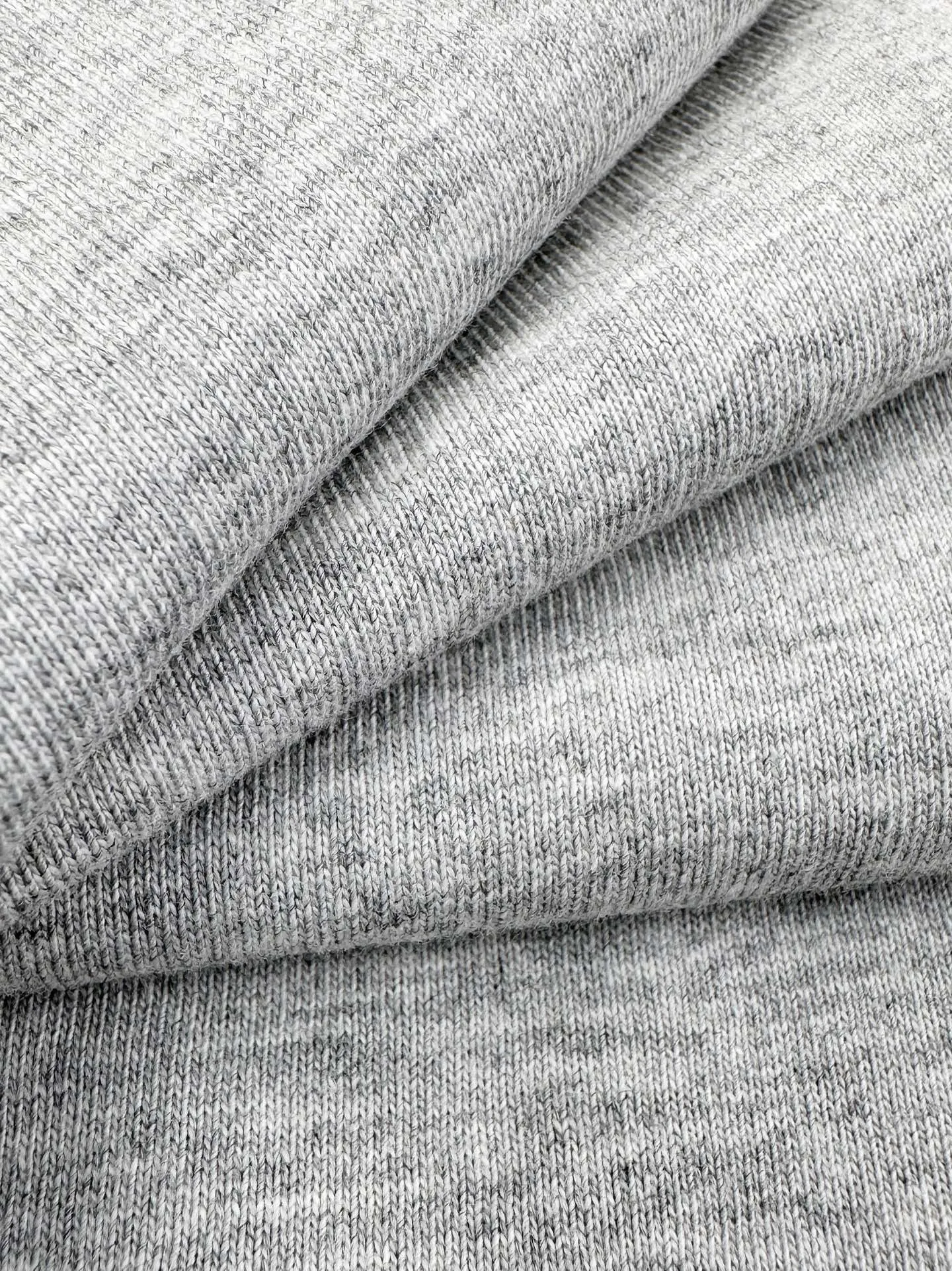 Ami Paris logo embroidered short sleeves. Custom-made high-count densely spun cotton. Soft and delicate, comfortable and skin-friendly. The hemp gray background is like mist on the body. The extremely restrained color tone demonstrates an effortless sense of luxury. The love logo on the chest is embellished with rough particles. The same color AMI embroidery on the back quietly echoes. French romance is hidden in the details. Low-key but highly recognizable. Use minimalist strokes to outline a luxurious and relaxing world. Process 1: Use imported machine embroidery technology. Use advanced computer control systems and precision mechanical components to realize Ami logo and letter embroidery operations with high precision and smooth and delicate lines. Process 2: The fabrics have been fermented and washed for better hand feel. Not easy to deform, not easy to shrink, not easy to fade, and maintain long-term beauty. Accessories: Customized 1:1 Ami trademark. Version: Loose version. Size: S M L XL. Style number: BB 820.